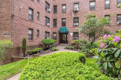 Ridgewood Gardens unit LGD, Maspeth, NY 11378 - photo 3