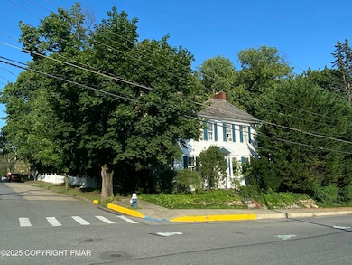 312 N Robinson Ave, Pen Argyl, PA 18072 - photo 3