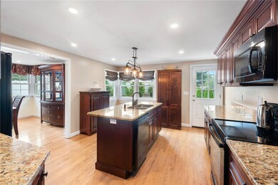 110 Sweetbriar Dr, Cranston, RI 02920 - photo 4