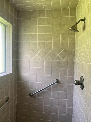 1031 Louise Ln, Wake Village, TX 75501 - photo 6