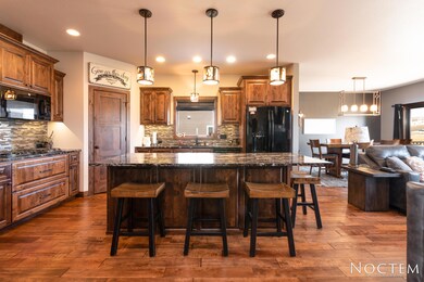 3921 Crest Cir-13