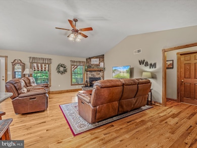 81 Fairview Oaks Ln, Berkeley Springs, WV 25411 - photo 5