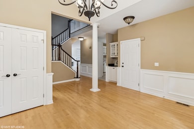 2086 Hallmark Ct, Wheaton, IL 60187 - photo 2