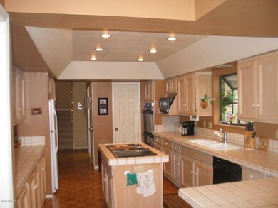 135 Laurel Ct Kitchen