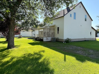 121 S 9th St, Wishek, ND 58495 - photo 3