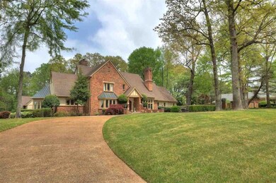 This magnificent family home makes a statement! Se
