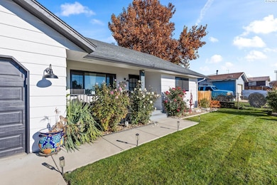 1505 Walnut St, Zillah, WA 98953 - photo 4
