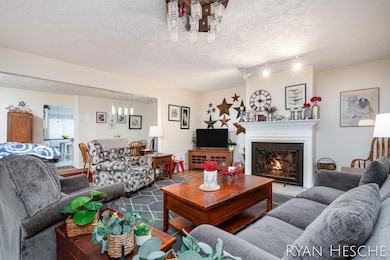 6-web-or-mls-2431 E Collier-6