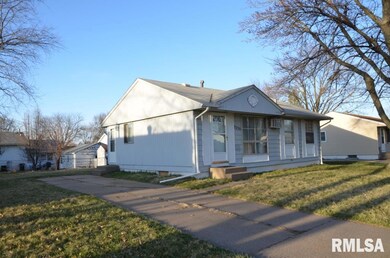 2230 W 54th St, Davenport, IA 52806 - photo 2