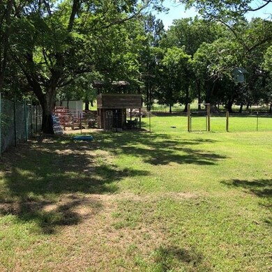 Back yard and animal area fenced and cross fenced