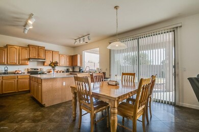 Kitchen & Breakfast Area