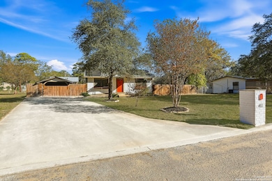 402 Mockingbird Ln, Devine, TX 78016 - photo 2