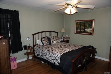 BR1 has ceiling fan & hdwd floors