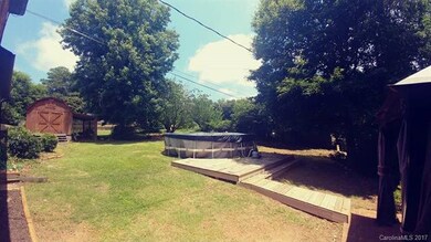 Large Backyard - Create your own private oasis - Y