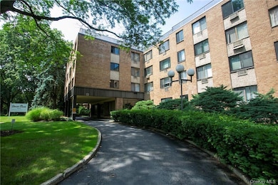 1101 Midland Ave unit 402, Bronxville, NY 10708 - photo 2