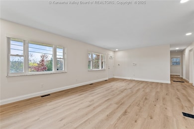 1570 Smith Rd, Charleston, WV 25314 - photo 5