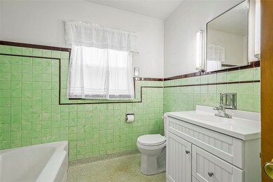 Full Bathroom - Main Floor