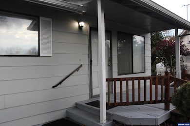 1444 Umpqua Ct, Woodburn, OR 97071 - photo 2