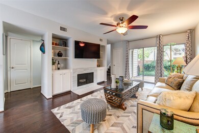 




Relax in this spacious livingroom with lots o