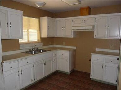 1555 Shamrock Ct, Wasco, CA 93280 - photo 4