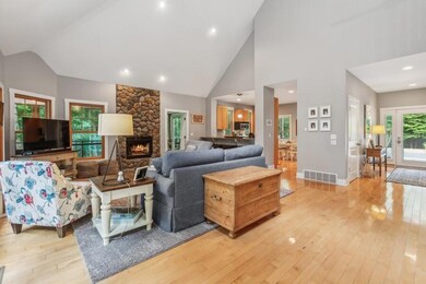 04_18687OldFieldRd_2012_Openfloorplanwit
