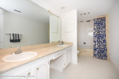 06 Master Bathroom