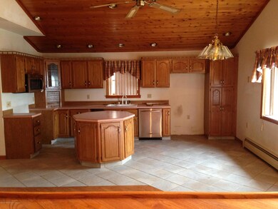 420 Throop St, Dunmore, PA 18512 - photo 2