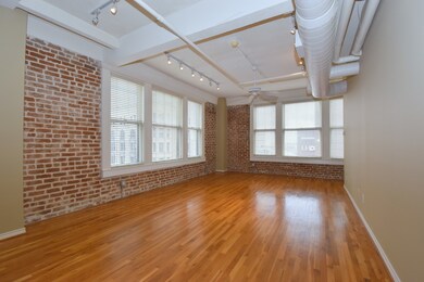 windows bring in alot of natural light, windows fa