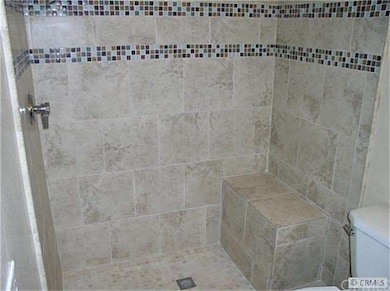 Elegant Master shower with tiled seat