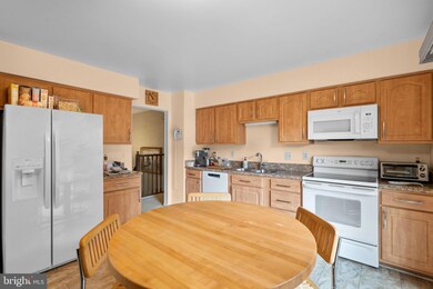 1709 Glastonberry Rd, Potomac, MD 20854 - photo 6