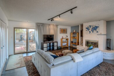 11 Family Room photo a