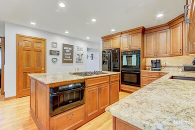 28 Chippewa Dr, Oswego, IL 60543 - photo 3