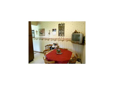 Kitchen. Large eat in kitchen!