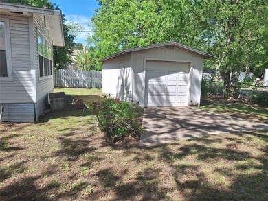 416 S Lindsay St, Gainesville, TX 76240 - photo 4