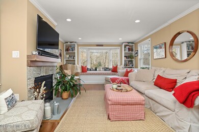 Living Room/Bay Window