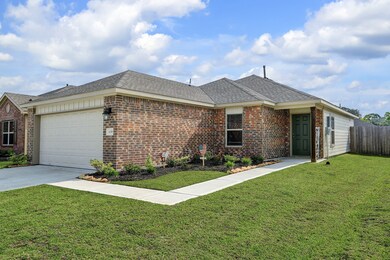639 W Fairway Lake Dr, Alvin, TX 77511 - photo 2