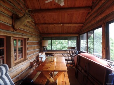 screened in porch/sunroom