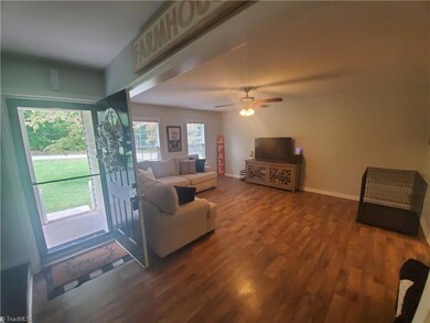 1045 Robbins St, Asheboro, NC 27203 - photo 3