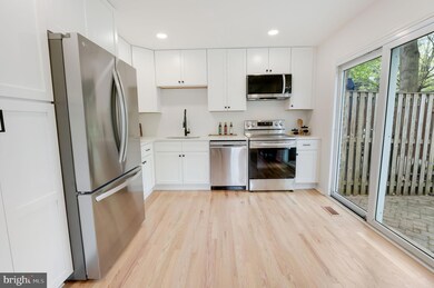 11840 Dunlop Ct, Reston, VA 20191 - photo 4