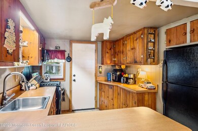 06_903BeachBlvd_5_Kitchen_HiRes