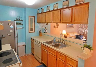 Well-kept kitchen with lots of storage space