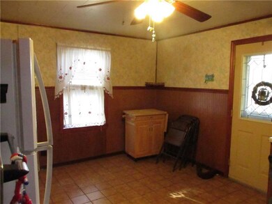 Nice sized eat in kitchen.