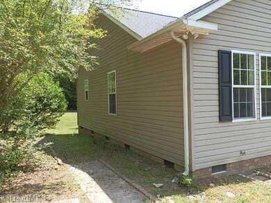 2127 Sunbeam Ct, Asheboro, NC 27205 - photo 2