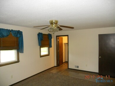master bedroom w/ walk in closet--all window treat