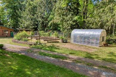 Beautiful Garden beds & greenhouse all ready to go!