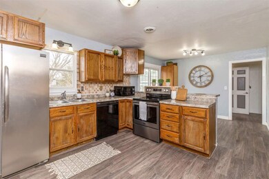 1247 Scott Ave, Waterloo, IA 50701 - photo 7