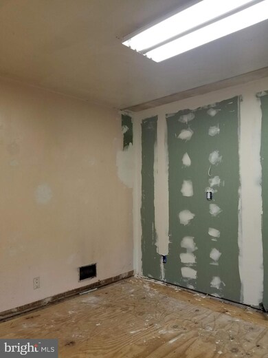 2411 Magnolia Dr, Wilmington, DE 19810 - photo 4