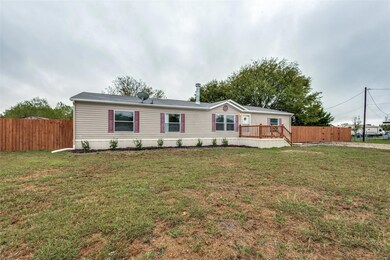 Manufactured / mobile home with a front yard and a
