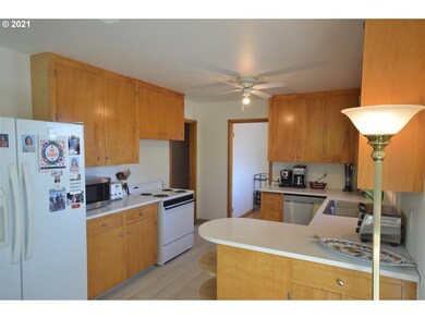 732 E 18th St, the Dalles, OR 97058 - photo 3