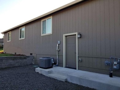 911 Stonewater Dr, Eagle Point, OR 97524 - photo 5